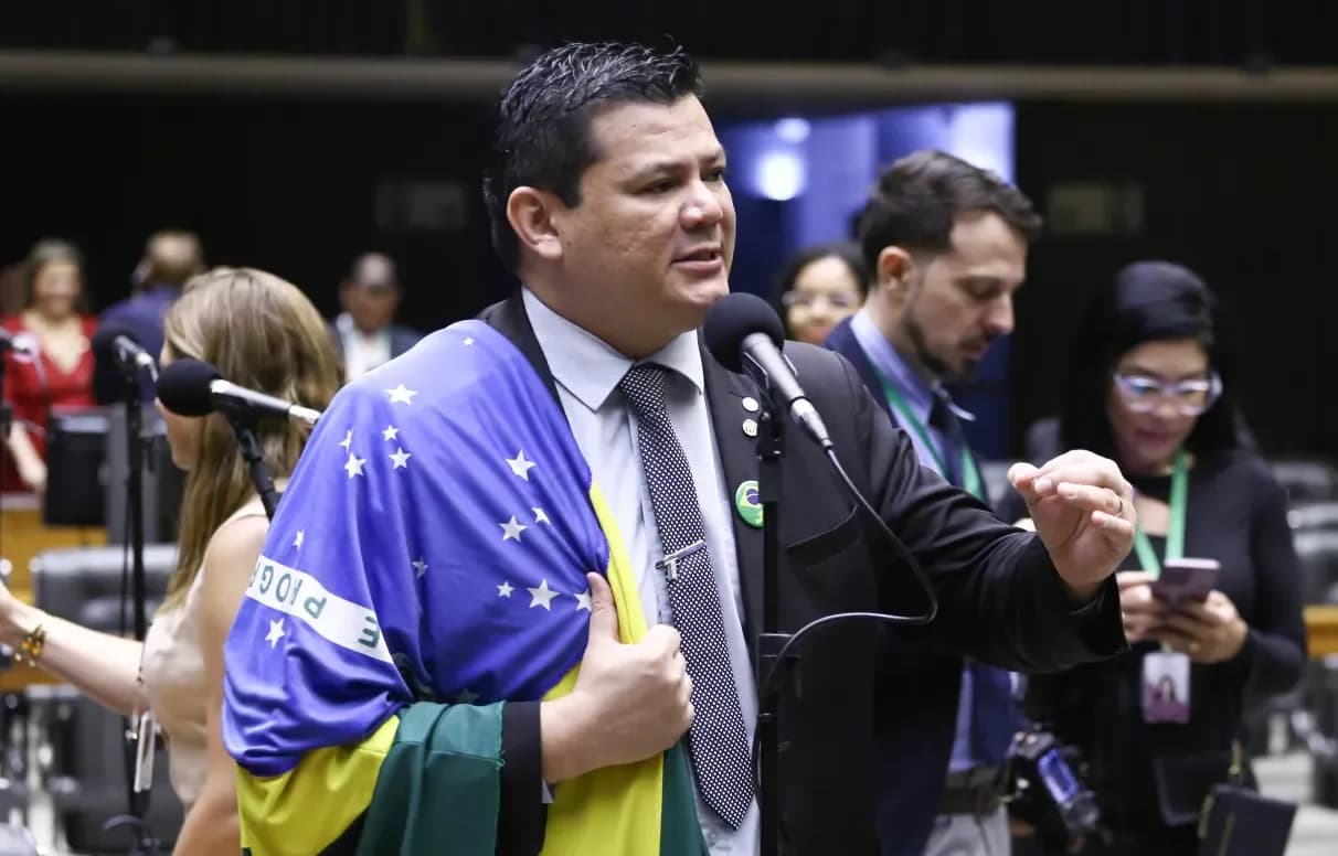 Deputado Gilvan da Federal tem mandato suspenso por 3 meses por chamar Gleisi Hoffmann de “prostituta”