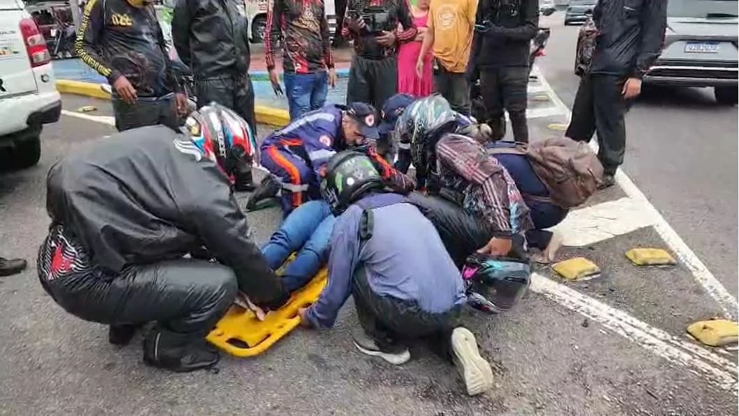 VÍDEO: Motociclista é socorrida após sofrer acidente na Avenida Mário Ypiranga, em Manaus