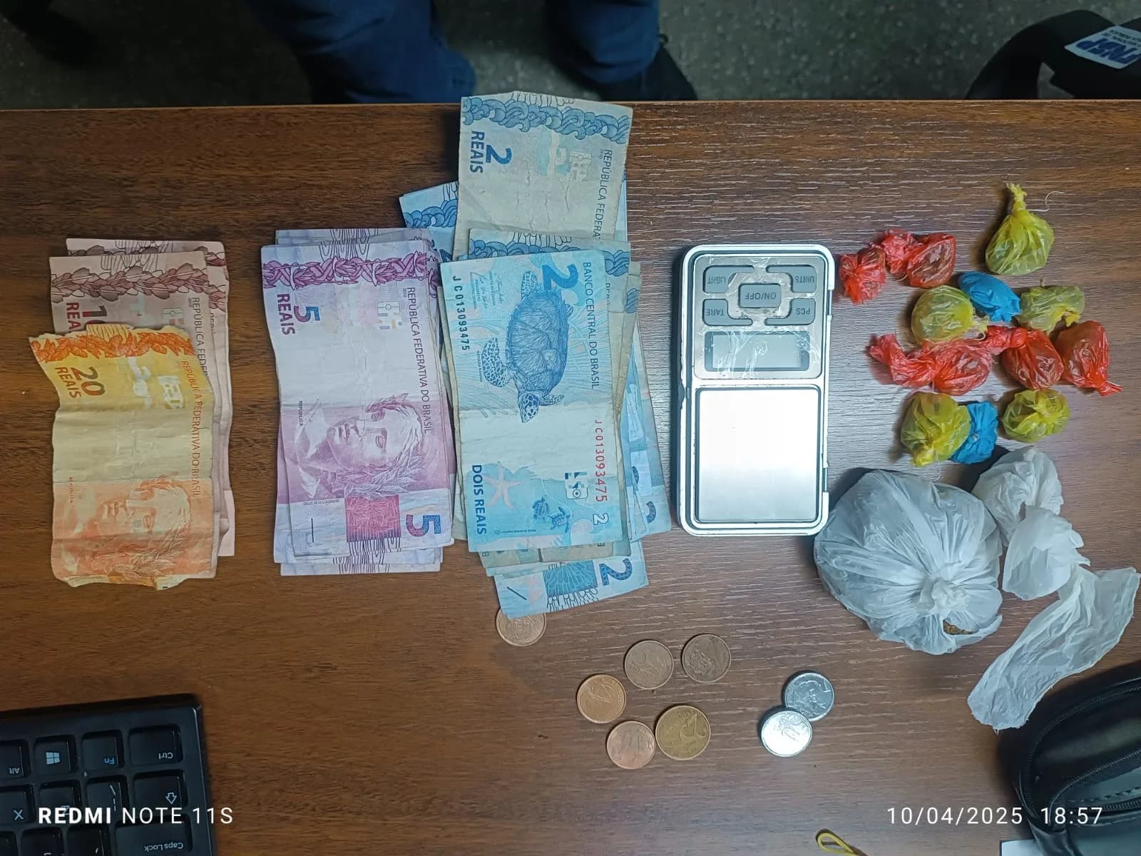 Adolescente de 17 anos é apreendido ao vender drogas em praça no Centro de Manaus