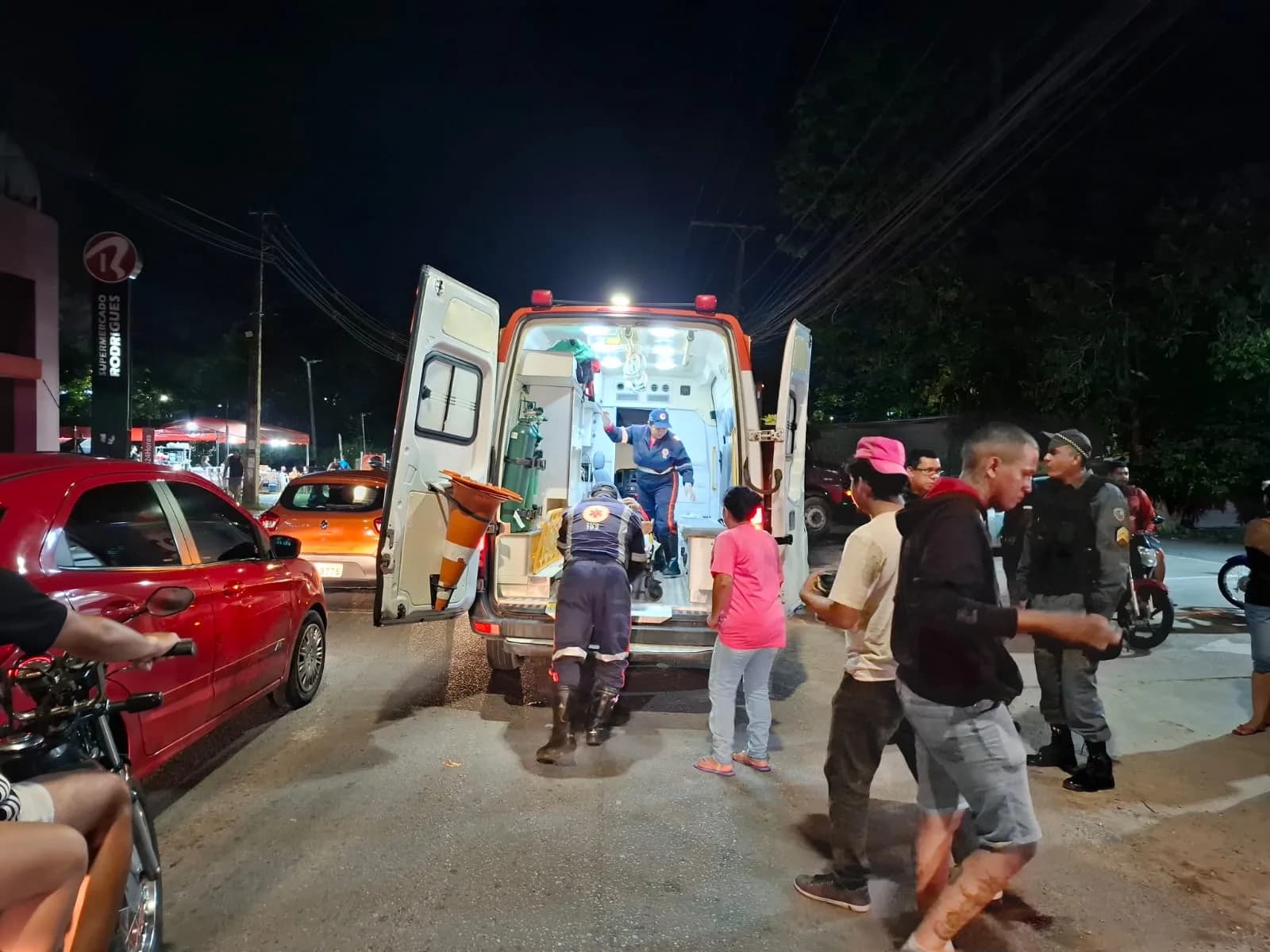 Vendedor de chocolates é baleado por segurança em frente a supermercado na zona Norte de Manaus