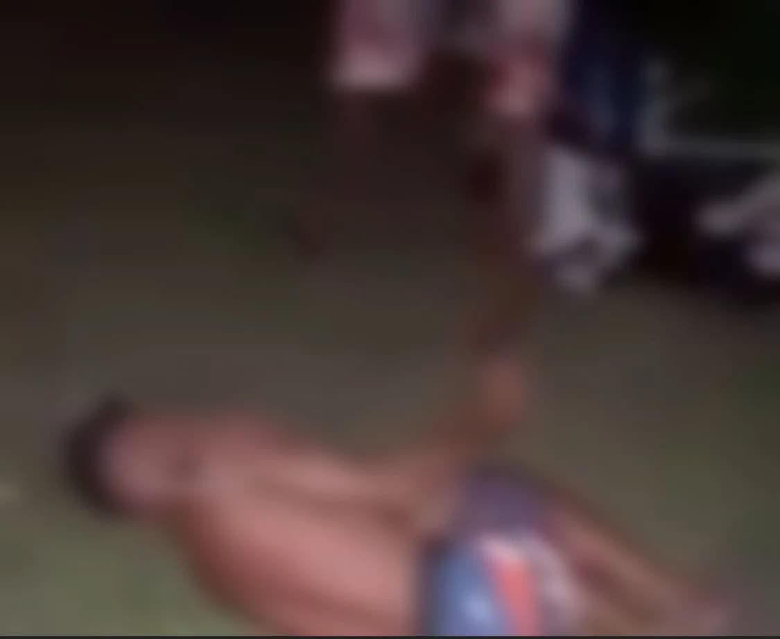 IMAGENS FORTES: Suspeitos de furto são amarrados e espancados por traficantes
