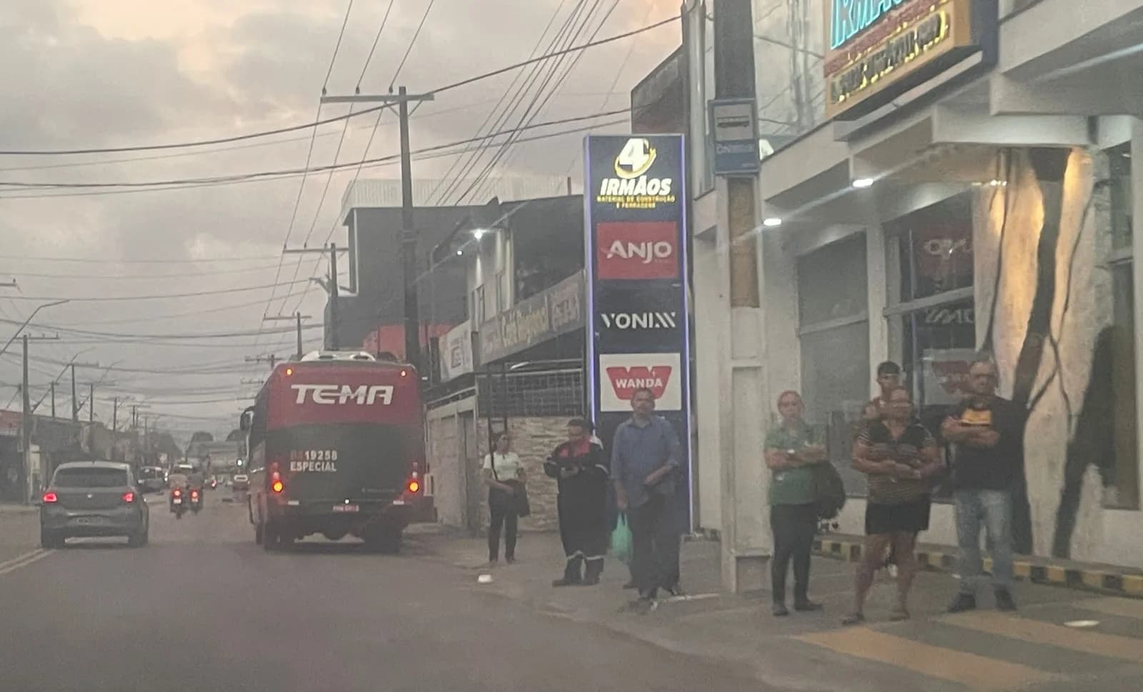 VÍDEO: População enfrenta greve de ônibus em Manaus; cerca de 500 mil pessoas são afetadas