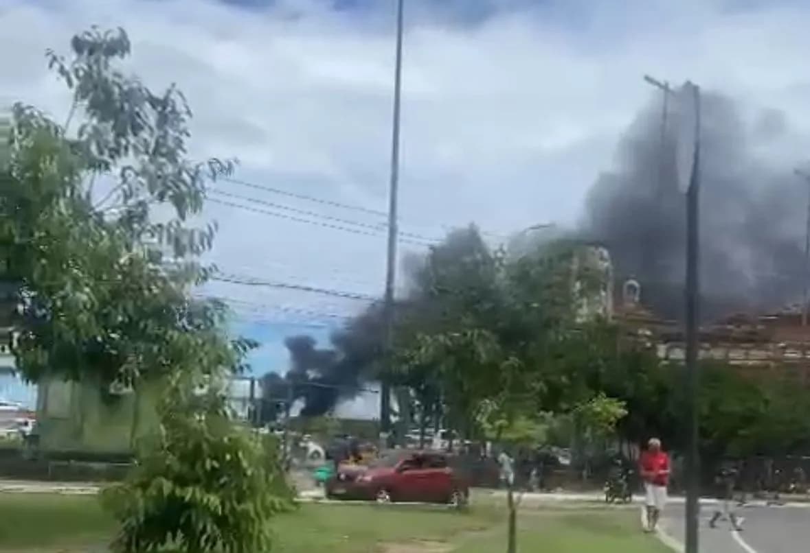 VÍDEO: caminhão-baú pega fogo e gera tumulto no Porto de Manaus