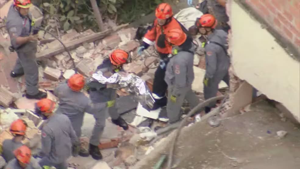 Bebê de 4 meses morre e avô fica gravemente ferido após casa desabar em São Paulo