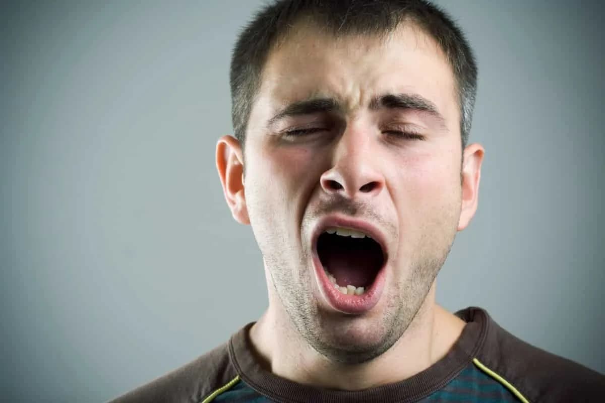 Especialistas alertam: Bocejar demais pode ser sinal de distúrbios do sono