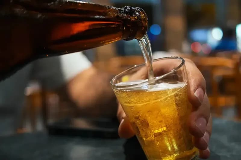 Cérebro sofre mais com o álcool a partir de 8 doses semanais, diz pesquisa da USP