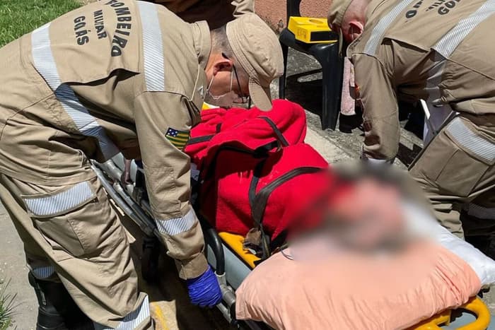 VÍDEO: Idosa de 78 anos é abandonada pelo filho e encontrada amarrada à cama em Goiânia