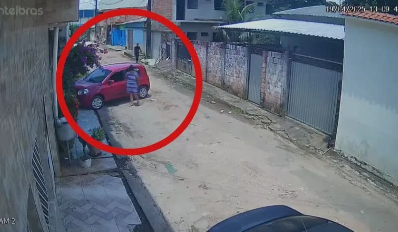 Furto relâmpago: bandido aproveita distração de mulher e furta carro em Manaus