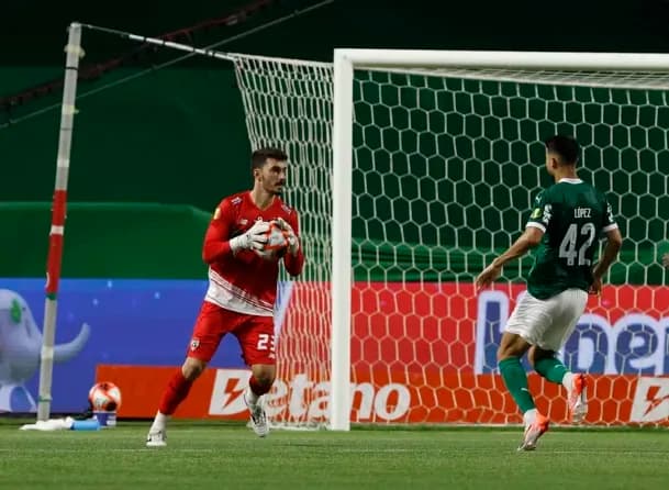 São Paulo renova contrato com goleiro Rafael até 2027