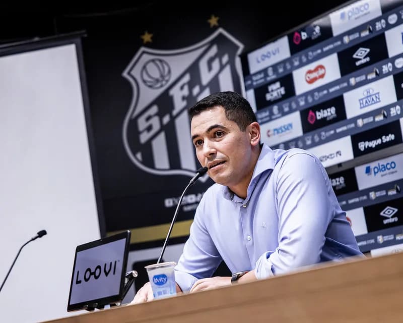Pedro Martins, CEO do Santos, critica demissão de Caixinha