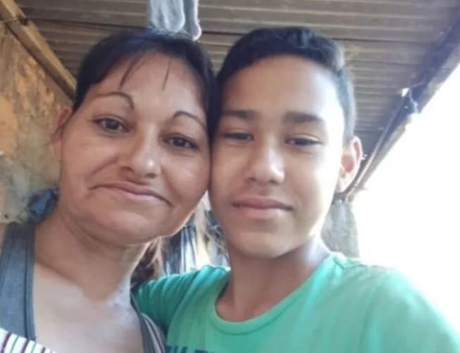 Mãe mata filho a machadadas enquanto ele dormia em Goiás