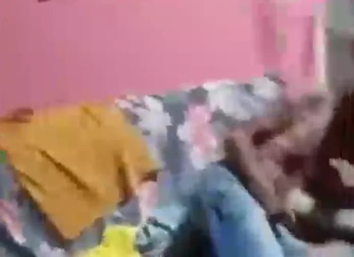 IMAGENS FORTES: Homem é espancado por supostos traficantes após tentativa de homicídio