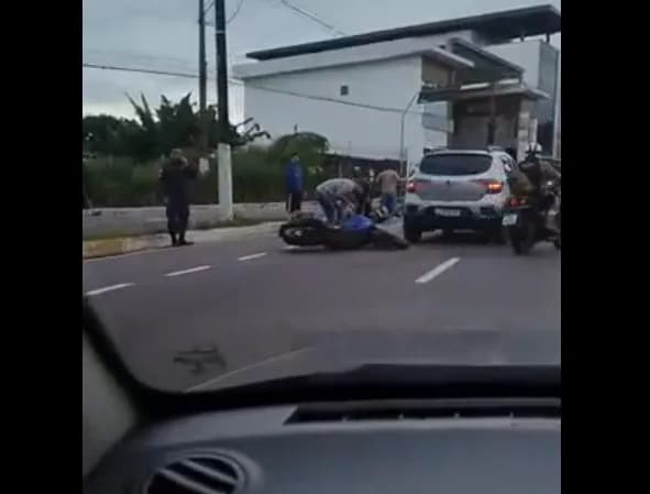 VÍDEO: Motociclista fica ferido em acidente em avenida de Manaus