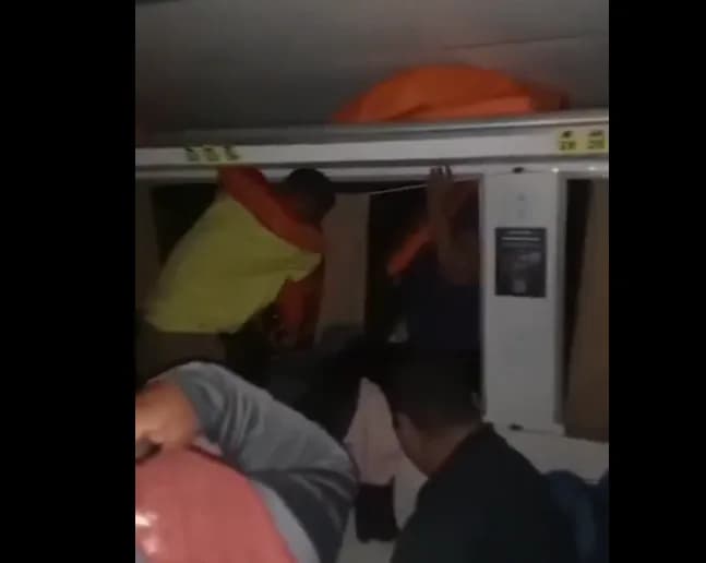VÍDEO: Passageiros se desesperam e tentam sair pela janela após lancha bater em árvore no Amazonas