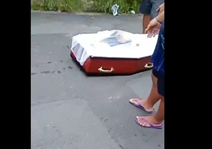 Cena inacreditável: caixão com morto despenca de carro de funerária em Manaus