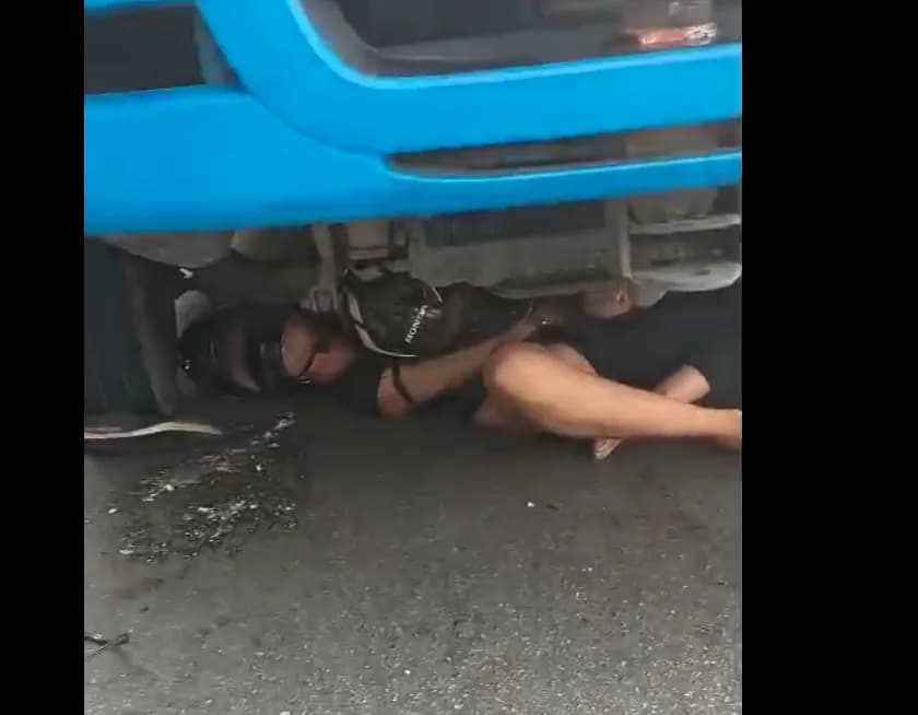 VÍDEOS: Motociclista de 19 anos morre ao ser arremessado para debaixo de micro-ônibus em Manaus