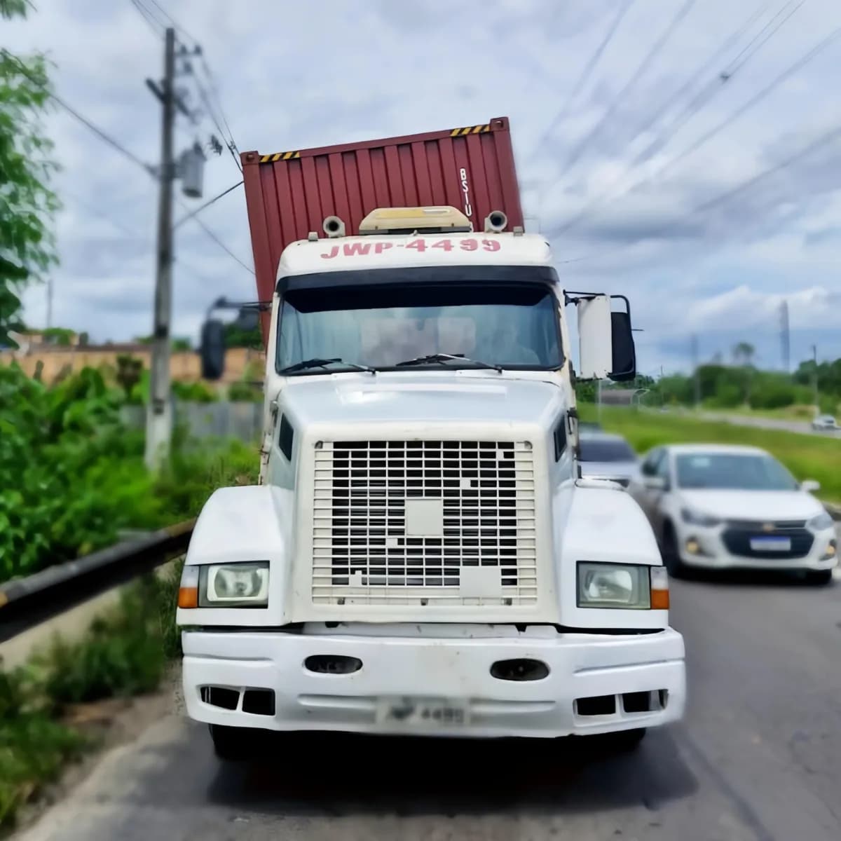 Caminhão trafegando com pneus furados é apreendido durante operação em Manaus