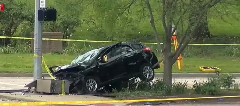 Policial é atropelado e morto por pai de jovem baleado por agentes nos EUA