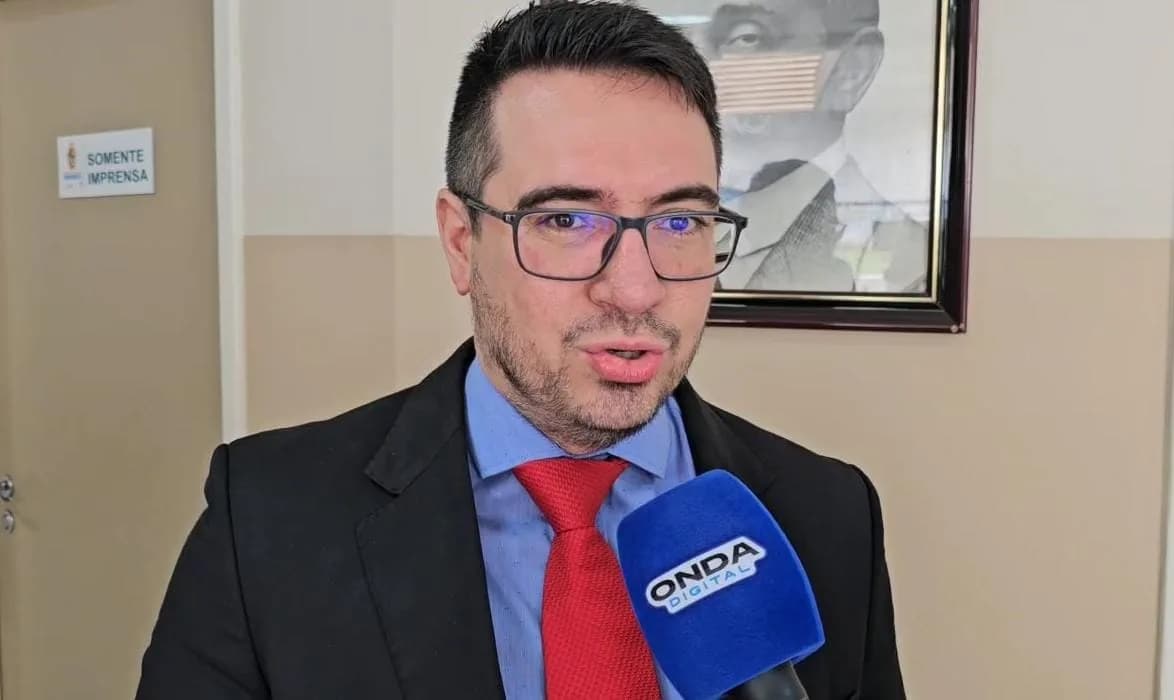 Rodrigo Guedes protocola pedido para criação da ‘CPI dos Buracos’ em Manaus