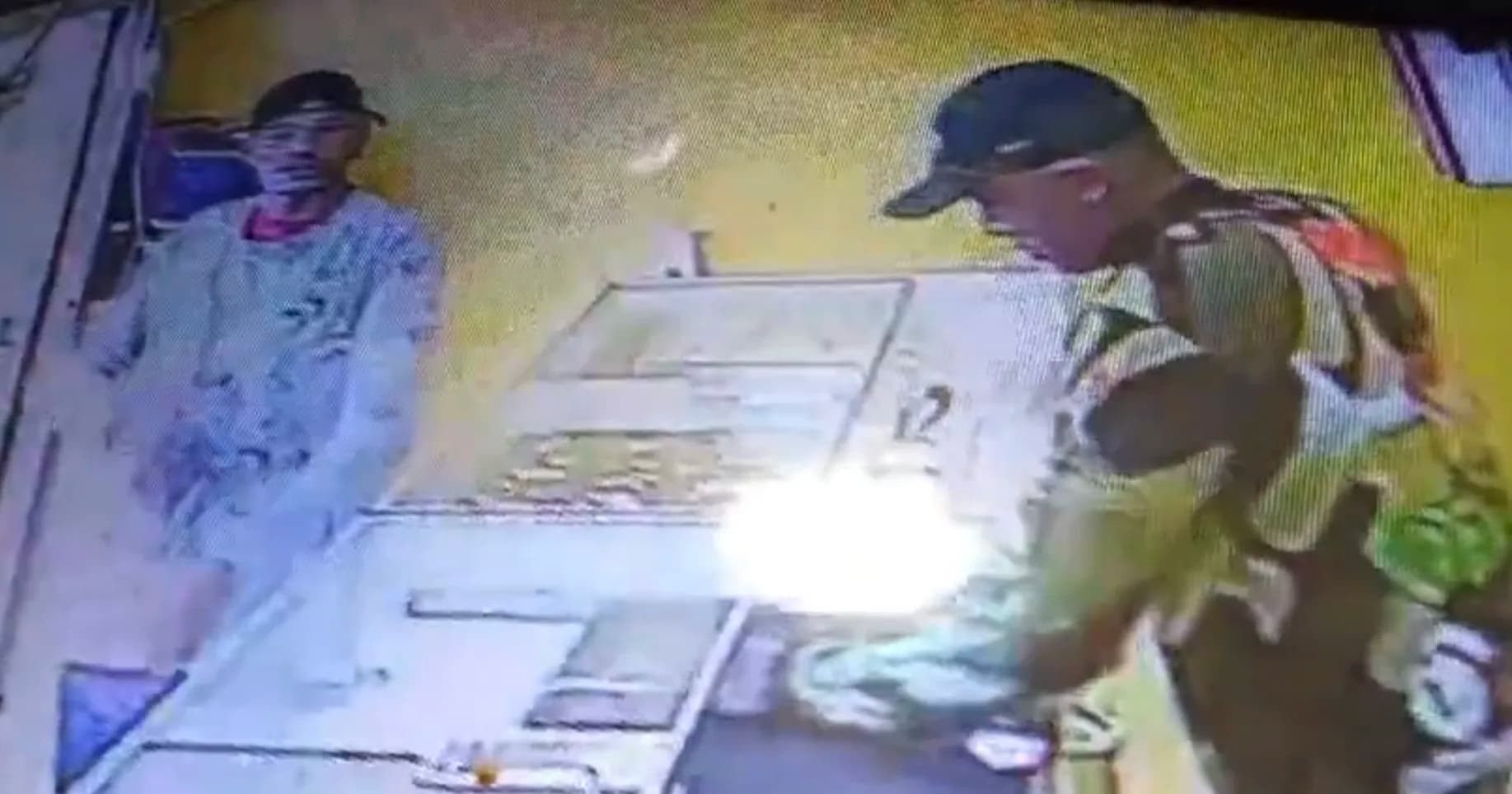 VÍDEO: Assaltantes saqueiam vitrine de joalheria na zona Leste de Manaus