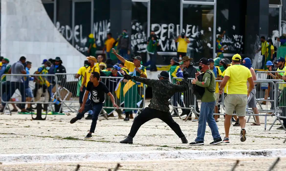 Supremo condena mais 12 denunciados por Atos antidemocráticos de 8 de janeiro