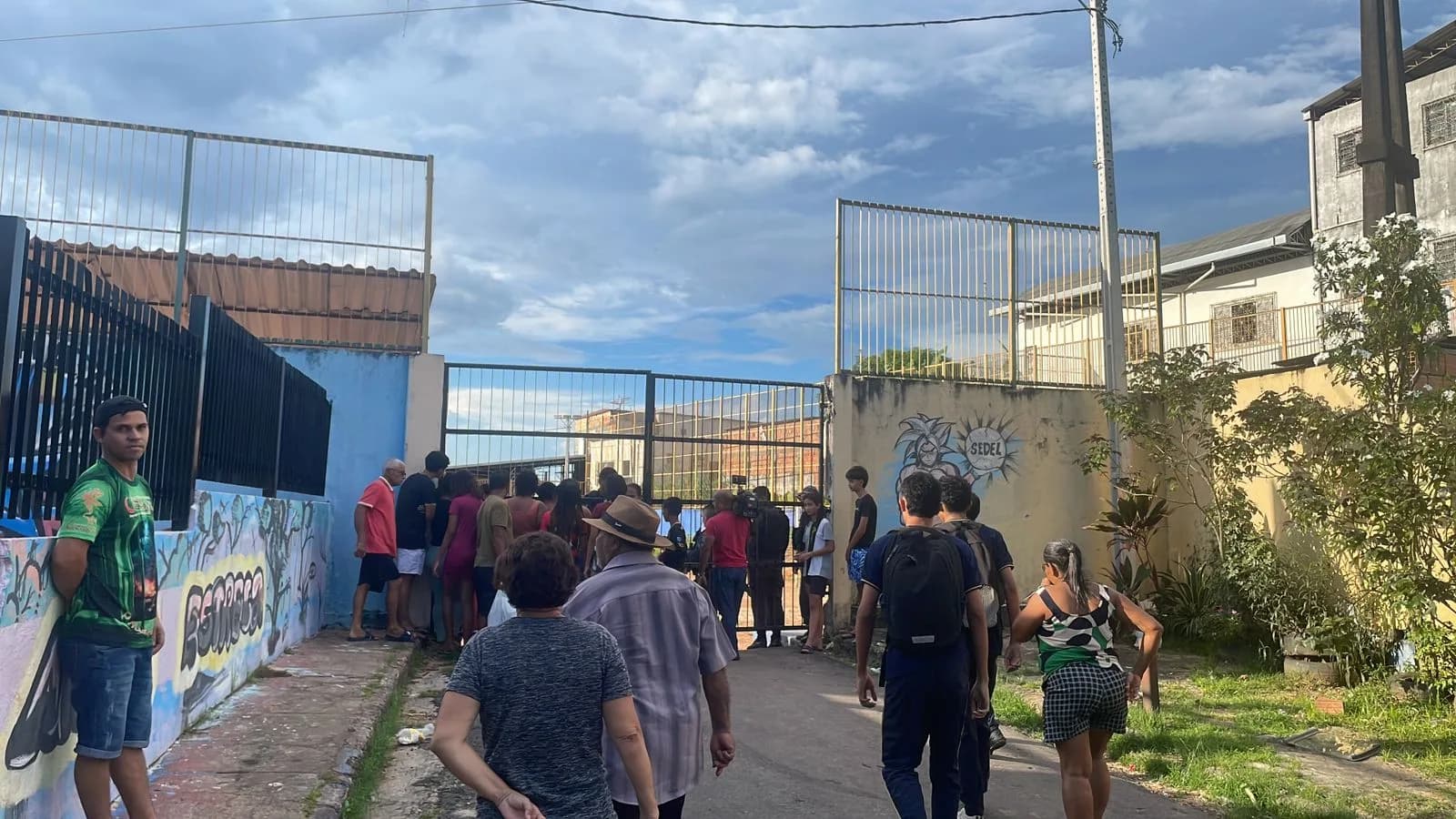 IMAGENS FORTES: Jovem é executado a tiros em campo de futebol na Compensa, em Manaus