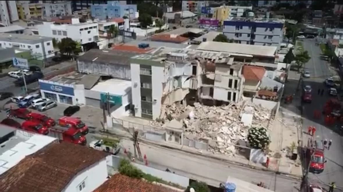 VÍDEO: Prédio desaba 2 dias após interdição da Defesa Civil no Recife