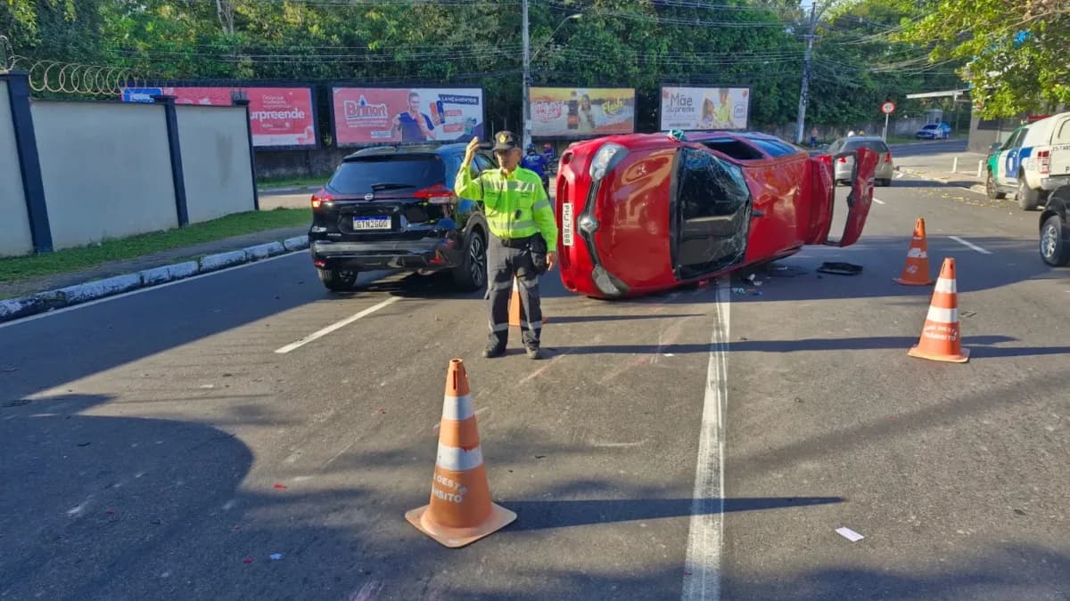 VÍDEO: Carro capota e deixa passageiro ferido em Manaus