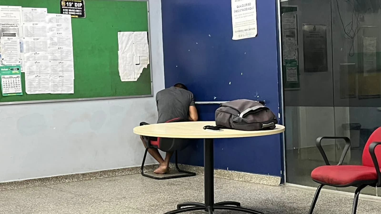 Homem furta celular de adolescente na praia da Ponta Negra e tenta vender aparelho por R$ 100