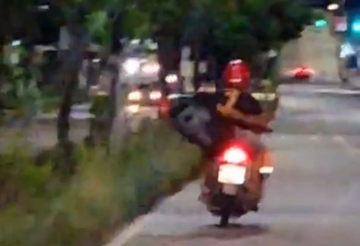 PERIGO: Homem supostamente bêbado é flagrado com corpo ‘para fora’ de moto em avenida de Manaus