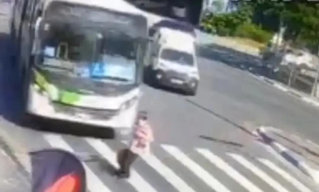 VÍDEO: Veja momento em que idosa é atropelada por ônibus, em Guarulhos (SP)