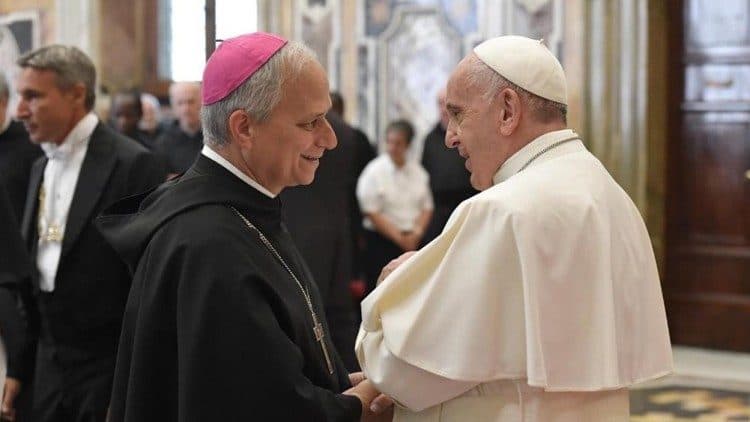 “Obrigado, Papa Francisco”, diz Leão XIV em primeiro discurso no Vaticano