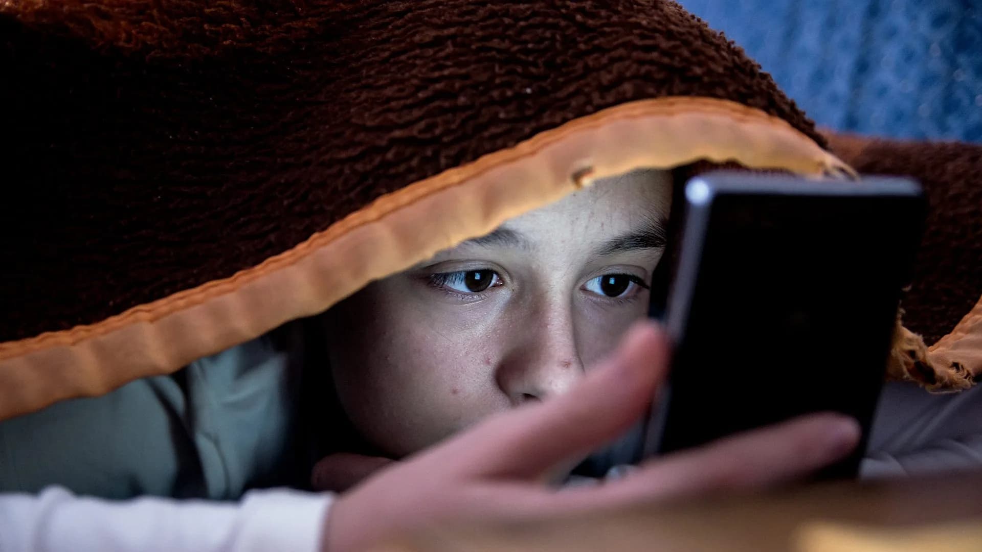 IBGE: Número de crianças de 10 a 13 anos com celular diminui no Brasil