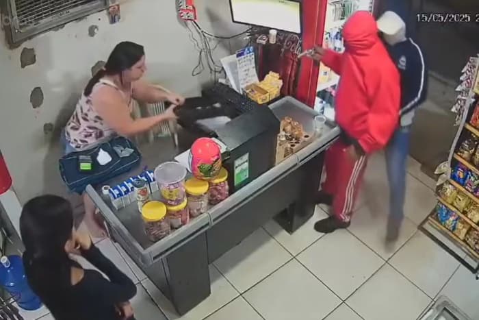 VÍDEO: Dono de mercadinho reage a assalto e mata suspeito em São Paulo