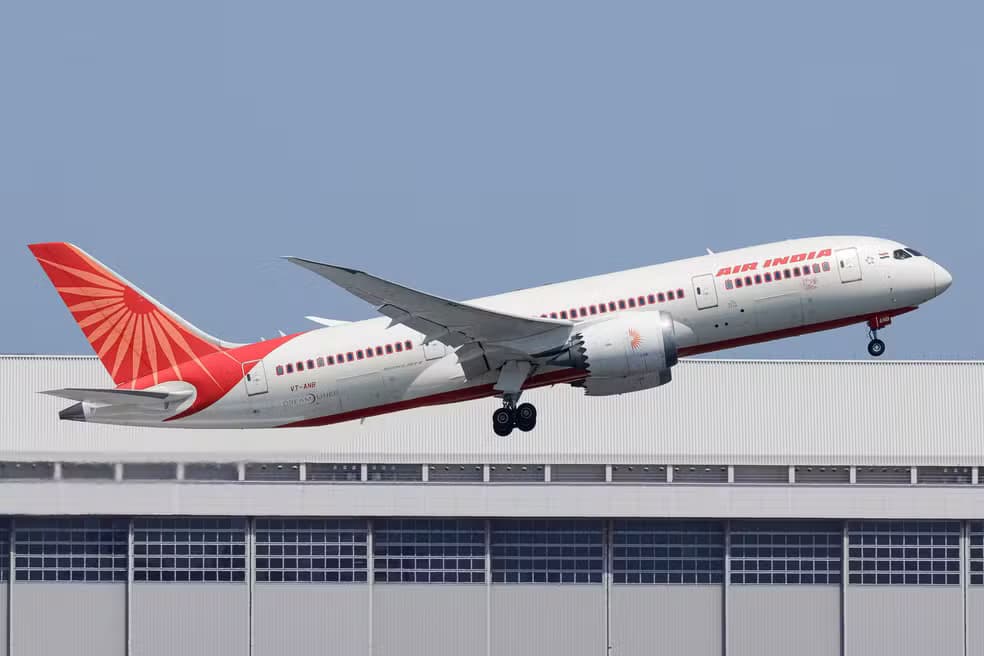Avião do mesmo modelo de acidente que matou 279 pessoas apresenta falhas técnicas e volta a aeroporto