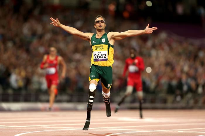 Ex-atleta paralímpico, Oscar Pistorius, volta a competir 12 anos após matar a namorada a tiros