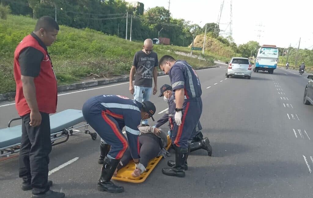Mulher fica ferida em colisão entre carro e moto na Avenida das Torres