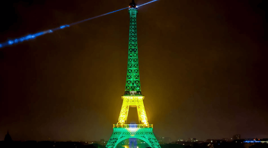 Torre Eiffel ganha cores do Brasil durante visita oficial de Lula à França