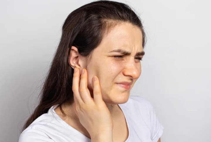 Sintomas estranhos no rosto e ouvidos? A DTM pode ser a causa e passar despercebida