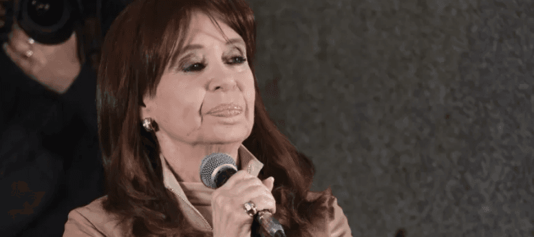 Cristina Kirchner vai cumprir pena em casa com tornozeleira eletrônica