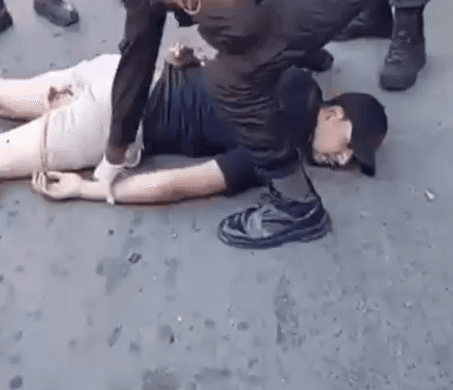 VÍDEO: Suspeito leva tiro na bunda durante tiroteio em Duque de Caxias