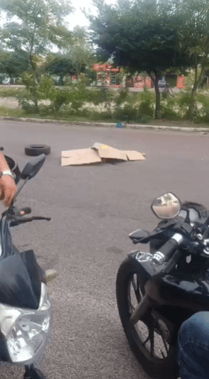 VÍDEO: Jovem é executado a tiros enquanto estava na garupa de moto em Manaus