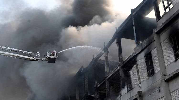 Rússia bombardeia Kharkiv, 2ª maior cidade da Ucrânia; três pessoas morreram e 21 ficaram feridas