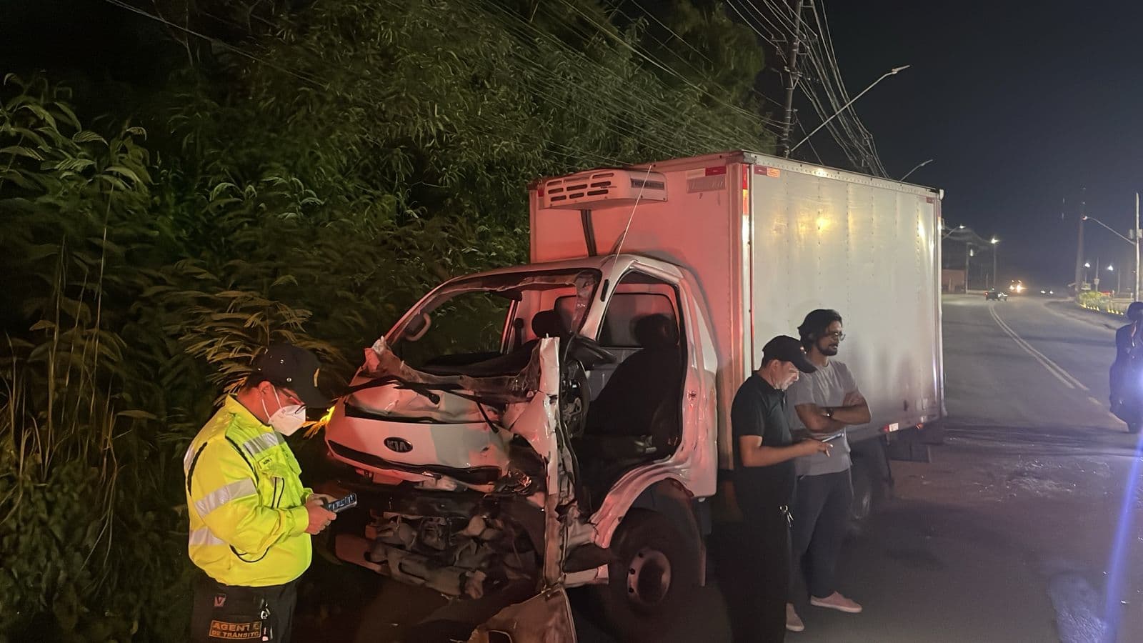 VÍDEOS: Colisão entre caminhões deixa pessoa presa nas ferragens em avenida de Manaus