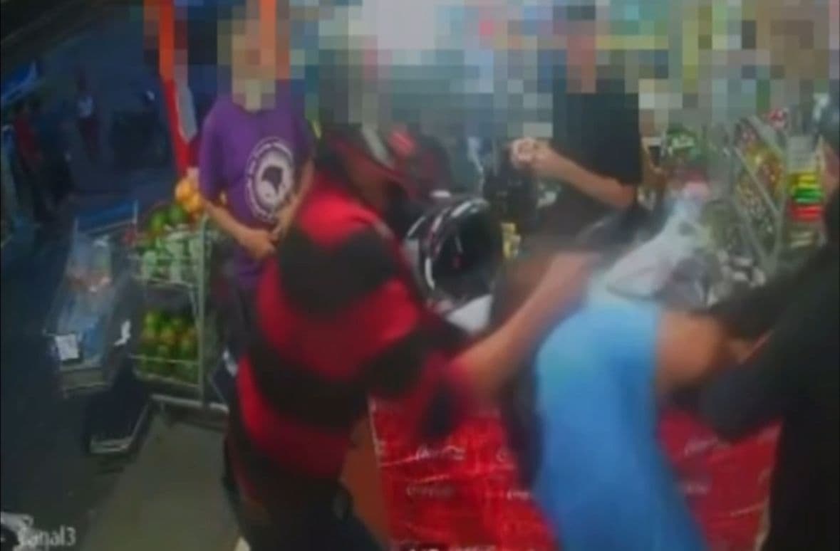 VÍDEO: Dupla assalta mercadinho e agride mulher em Manaus