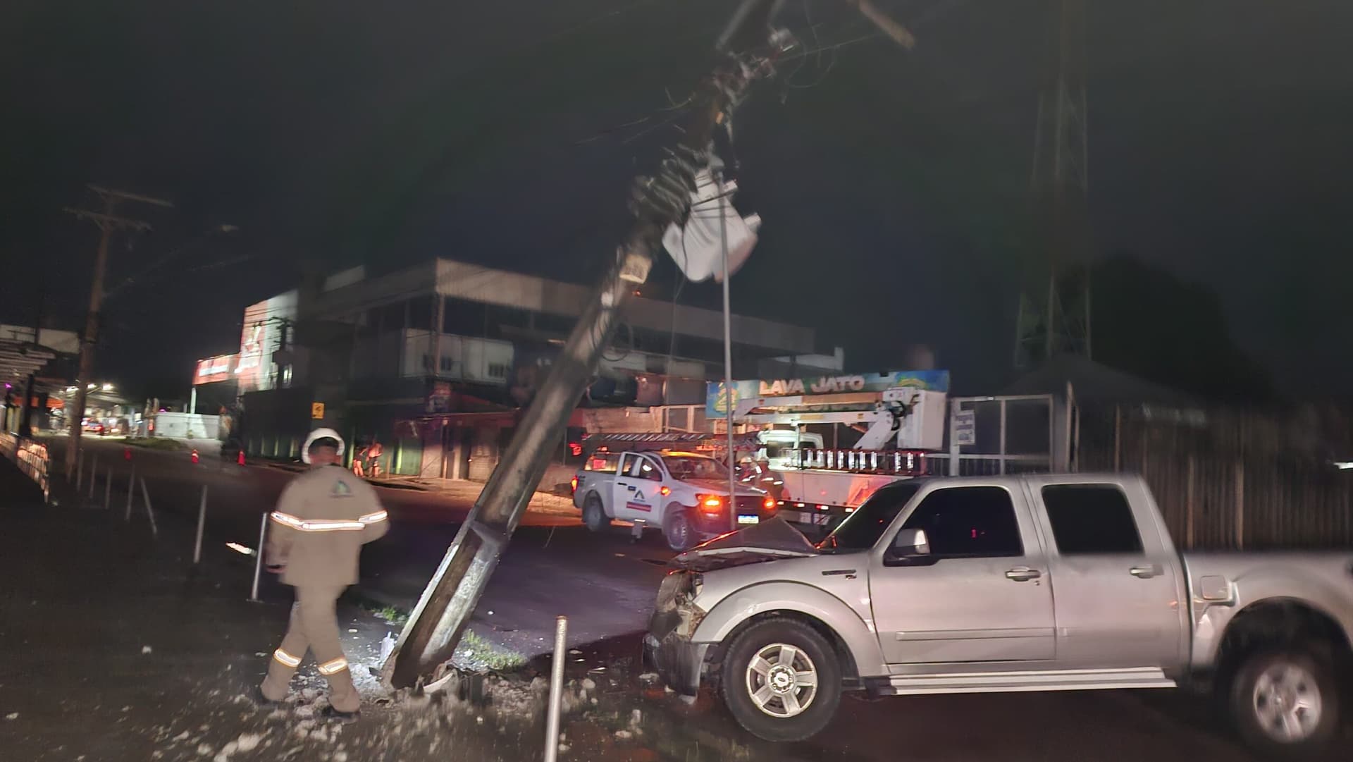 VÍDEO: Carro bate em poste ao desviar de moto na Cidade de Deus, em Manaus