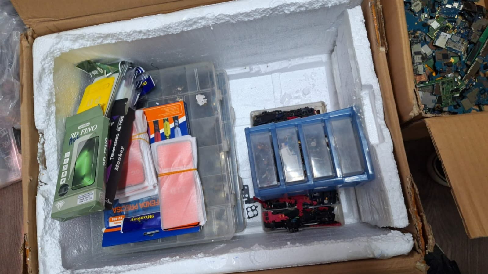 Polícia Civil desativa ponto de desmanche de celulares e prende dois homens no Centro de Manaus