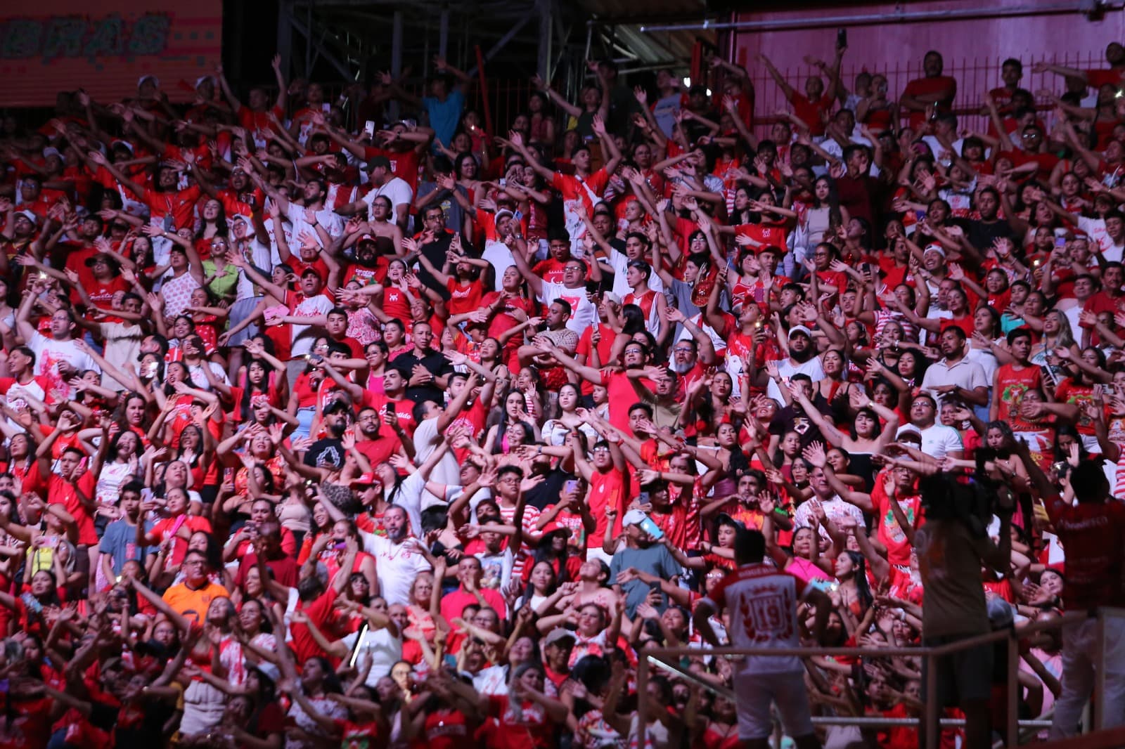 Galera lota as duas arquibancadas do Bumbódromo em ensaio técnico do Garantido; veja fotos