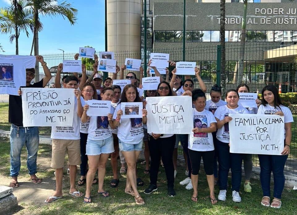 Família protesta contra soltura de suspeito de matar MC em Manaus; vídeo