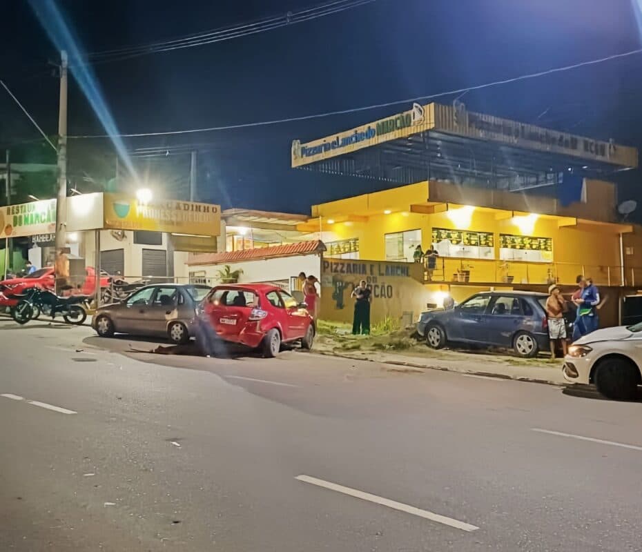 Motorista bêbado é detido após bater em 2 carros estacionados em Manaus